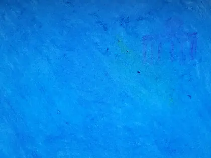Abstraktes Werk „Ozean“: durchgehende blaue Fläche mit feinen Farbschlieren